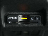 ◆ETC2.0装着◆進化したドライブ体験。料金収受システムだけだったETCが生まれ変わって、高速道路を賢く使うETC2.0に進化しました。多彩な情報サービスが便利で快適なドライブ体験を提供します。