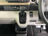 足元スッキリ、インパネシフトです。パーキングブレーキは電子制御パーキングブレーキタイプなので、運転席と助手席の間がスッキリしています。