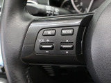 【ステアリモコンスイッチ】ハンドル装備されいるリモコンで運転中にナビゲーションのチャンネルや曲を変えることが出来ます。運転しながらの危険なナビ操作がなくなりますので安心です。