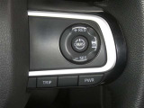 【レーダークルーズコントロール】(全車速追従機能付)付きです。車速に応じて追従支援してくれるので、ロングドライブも快適です。詳細は販売店スタッフまでおたずねください。