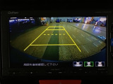 【バックカメラ】運転が苦手な方も車庫入れラクラクです!ギアをリバースに入れれば自動的に切り換わりますので、面倒な操作は不要です♪狭い駐車場もお車を傷つけず安心ですね!