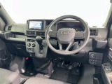 運転席まわりです。 各操作スイッチは使いやすい位置に配置されてます。