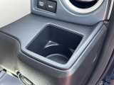 運転席ハンドルの右側にもドリンクホルダーがございます!お飲み物だけではなく、携帯電話なども置けますね♪
