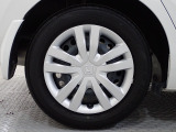 ホイールは車のデザインにマッチした専用タイプです。