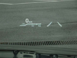 カラーヘッドアップディスプレイ付き。少ない視線移動で情報を確認できるので、運転の疲労軽減に繋がりますよ♪