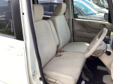 【ベンチシート】運転席と助手席の移動もスムーズ!狭い駐車場での乗り降りや、お子様の乗り降りにも便利です。座席の間にコンソールボックスやドリンクホルダーがないため、車内空間が広く感じます。