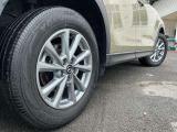 車のデザインにマッチした、純正アルミホイール!