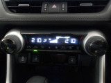 オートエアコンです。車内を設定温度に保ち、快適空間をキープします。
