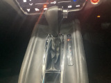 CVT車のセレクトレバーです。低速から高速まで、変速ショックのないスムーズな走りと、エンジン効率のよい領域を維持して燃費にも貢献します。