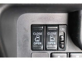 スライドドアの開閉は、ドアハンドルはもちろん運転席からのスイッチ操作でも可能です。お子様の送迎時の乗り降りも一段と楽になります。