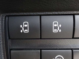 【両側電動スライドドアスイッチ】スマートキーや運転席のスイッチでスライドドアの開閉が可能♪電動なので力を入れてドアを開ける必要が無く小さいお子様でも、重い荷物を持っている時でもラクに開け閉めできます