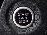 【プッシュスタート】キーが車内にあれば、エンジンの始動・停止はブレーキを踏んでスイッチを押すだけ!キーを取り出す手間を省き、ワンプッシュで操作するので簡単でスムーズ!