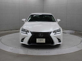 メッキモールがブレーキダクト部まで回り込み、グレーとブラックの2色の導風形状のインナーバーがアッパーグリルとロアグリルで切りかわるカラーコーディネートを採用しています。
