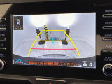 こちらのバックカメラは画面にラインが表示されておりますので、バック時のクルマの進行方向の目安になります。より高いレベルで車庫入れをサポートする、便利な機能ですね。