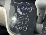 【オートエアコン】一度お好みの温度に設定すれば、車内の温度を検知し風量や温度を自動で調整。暑い&hellip;寒い&hellip;と何度もスイッチ操作をする必要はありません。快適な車内空間には必須の機能ですね♪