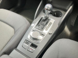 軽く操作するだけで、Audiの精密なメカニズムとドライバーの意思がシンクロし、洗練された走りの始まりを予感させるエレガントなインターフェースです。