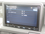 ナビゲーションは純正8インチメモリーナビ(VXM-245ZFEi)を装着しております。AM、FM、Bluetooth、フルセグTVがご使用いただけます。初めて訪れた場所でも安心ですね!