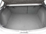 日常の使用に十分な広さの荷室です♪簡単な操作でシートアレンジもできます♪