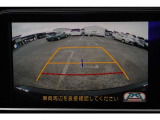 【バックモニター】 後退時に車両の後ろ側を表示します。車庫入れなどでバックする際に安心です。