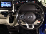 【ハンドル】運転にかかわる様々な操作を安全に行えるように視点移動が少なく操作性に配慮されたスイッチ類が凝縮されたコックピットです。