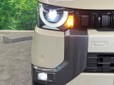 【LEDヘッドライト】悪天候や夜間走行時も良好な視界を確保し安心して運転できる高輝度LEDヘッドライトを装備!点灯速度が早く、消費電力も抑えられています。