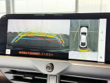 【バックガイドモニター】車両後方の映像をナビ画面に表示し、駐車などの後退操作をサポートします。