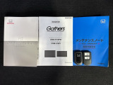 スマートキーは鍵をバッグに入れたままでもドアロックの開閉やエンジンのON・OFFができます。夜間や雨の日も鍵を探さなくて良いので便利です。