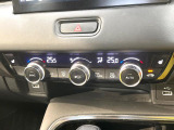 【オートエアコン】一度お好みの温度に設定すれば、車内の温度を検知し風量や温度を自動で調整。暑い&hellip;寒い&hellip;と何度もスイッチ操作をする必要はありません。快適な車内空間には必須の機能ですね♪