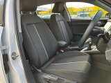 硬めに感じられるシートはホールド性に優れ、ロングドライブでも疲れが少なく身体をしっかりと支えます。