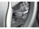 オートマチックハイビームとは、先行車や対向車のライトを認識し、ハイビームとロービームを自動で切り替える機能です。夜道の視界を確保します。詳細は販売店スタッフまでおたずねください。