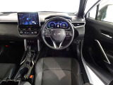 革巻きステアリングで快適な操作性の運転席です。
