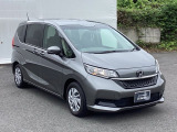 狭い駐車場でも、スライドドアならチャイルドシートへのお子さまの乗降や荷物の積載もスムーズ。とても便利な【両側電動スライドドア】ドアハンドを少し引くだけでリアドアが自動開閉します。