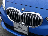 左右のキドニー・グリルの中心にはBMWのエンブレムが鎮座し、個性を放つデザイン性を兼ね備えました。