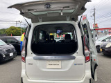 デュアルバックドア、後ろの壁やクルマや壁からの距離が近いときに、荷物を出し入れに便利!