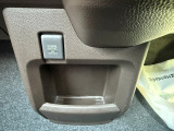 運転席。助手席間の足もとには、アクセサリーソケットと収納ポケットを装備!専用プラグをソケットに挿すことでスマホなどの機器の充電もしていただけます☆