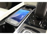 携帯電話を置けば、スマートフォンチャージャーにより充電可能です。