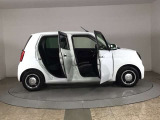 【前方視界】開放的な前方視界!運転がしやすく疲れにくいです♪窓が大きく、見通しがとっても良いおクルマですよ♪