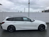 【BMWの伝統-3】BMWのお車は、&ldquo;駆け抜ける歓び&rdquo;を体現しております。走行の安定性とコーナリングの良さを追求し、思い通りにハンドルの操作可能です。