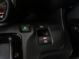 【電子パーキングブレーキ】電子制御のパーキングブレーキと、信号待ちや渋滞に便利なオートブレーキホールドを装備しております。ブレーキペダルから足を離しても自動的に停車状態を保持してくれる便利な機能です