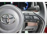アダプティブクルーズコントロール機能付きです。走行中に先行車の様子を検知しながら、設定した車速の範囲内で先行車との距離のキープを支援します。詳細は販売店スタッフまでおたずねください。