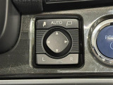 【電動格納ドアミラー】狭路の通行時や狭い場所に停車させるときに活躍する装備ですね。ボタン一つでドアミラーが格納されます。