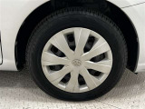 タイヤサイズは175/65R15!残り溝は5ミリ程度です!スチールホイールに錆が、ホイールキャップに傷があり、退色しております。