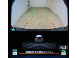 ■リヤビューカメラの映像です。ステアリング連動ガイドラインが、後退時の予想進路を表示し、運転のサポートを致します。