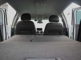 ●後部席を倒して、長い荷物を運ぶ事が出来ます。あると便利なトランクスルー機能です。