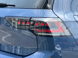 LEDテールランプ(ダイナミックターンインジケーター付き)特徴的な配光パターンによって後続車からの視認性が高まり、万一の追突の危険性を軽減します。