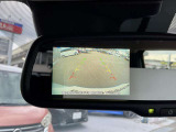 バックに入れるとルームミラーの左側にの画像が表示されます。