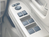 【電動格納ミラー】サイドミラーは電動格納式となっており、狭い駐車場でもキズがつくリスクを抑えられます。