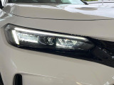 【LEDヘッドライト】悪天候や夜間走行時も良好な視界を確保し安心して運転できる高輝度LEDヘッドライトを装備!点灯速度が早く、消費電力も抑えられています。