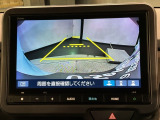 リバースギアに入れるだけで後方の表示へ切り替わります。夜間や雨の日の駐車も楽になりますよ。