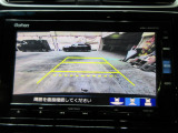 バックカメラの画像です。ガイドラインがスムースな車庫入れをサポートいたします。車庫入れの安心感がアップしますね。